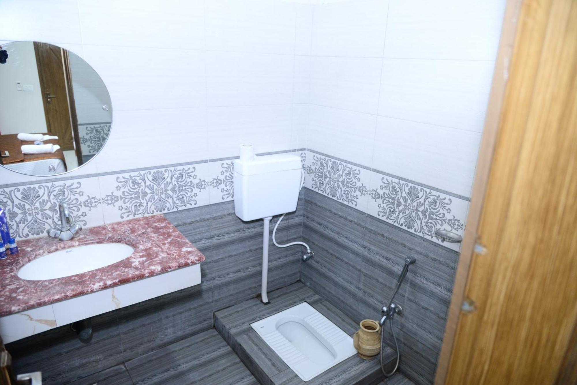 Hotel Deluxe Lahore Eksteriør bilde